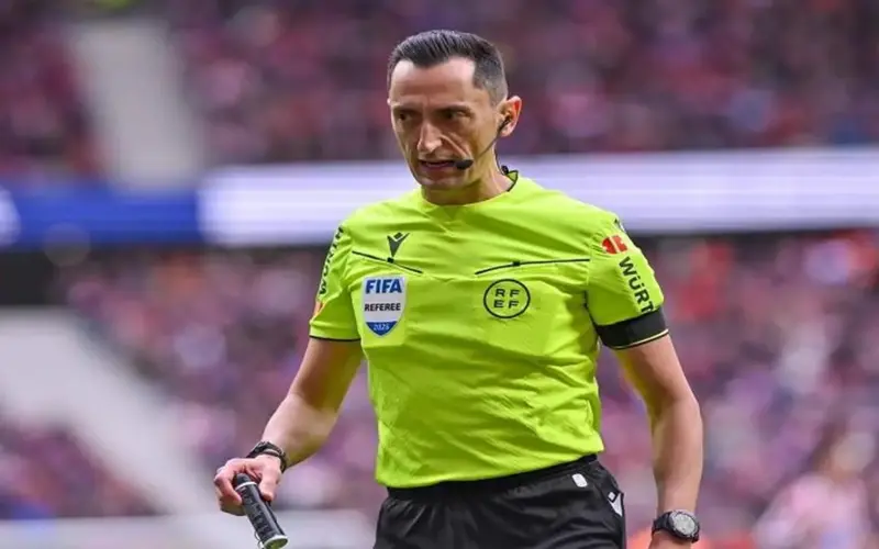 حكم إسباني لقيادة مباراة سان جيرمان وليفربول بدوري أبطال أوروبا